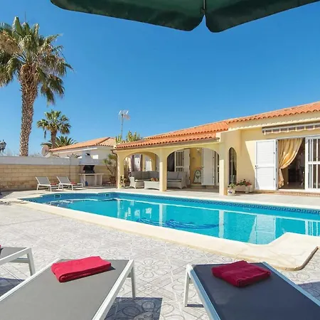 Sleeps 6 Pool Wifi فيلة