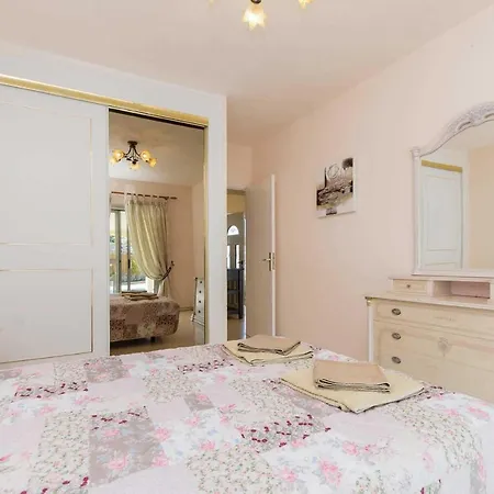 Sleeps 6 Pool Wifi